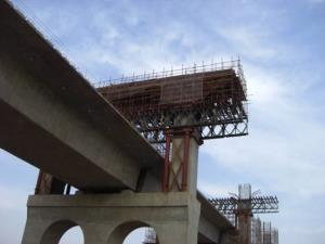 郑州黄河公铁两用桥盖梁模板施工现场