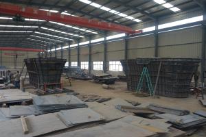 高铁双曲线墩柱模板车间加工现场